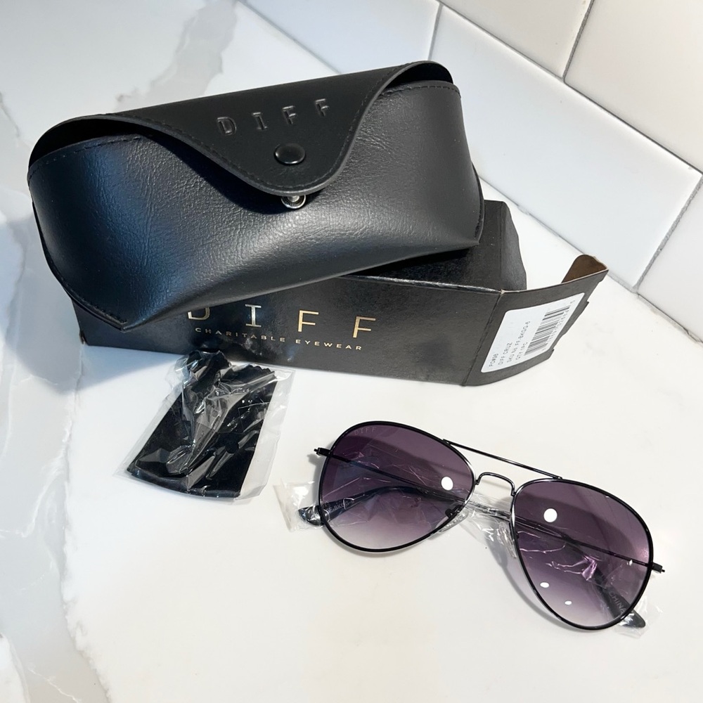 NWT- Diff Eyewear CRUZ Aviator Sunglasses- Black Frame Grey Gradient Lens Unisex